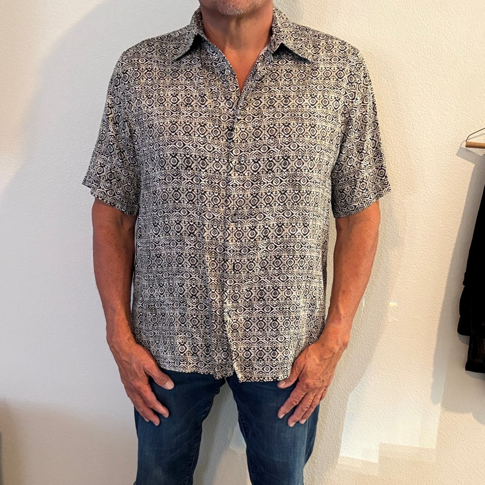 Claiborne Men's Geometric Pattern Short Sleeve Shirt - Black and White